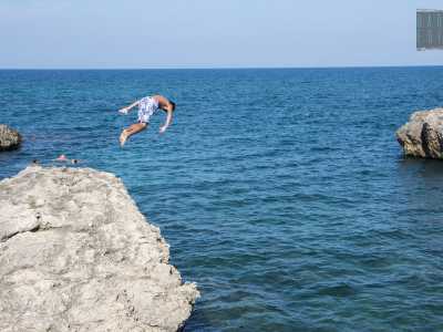 Riusciamo cos� a immortalare un giovane alle prese con uno spettacolare tuffo...